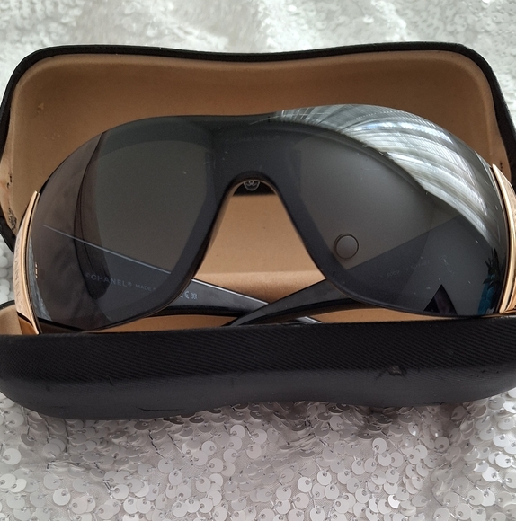 Vintage Chanel Diamond Pattern Sunglasses - Picture 2 of 8